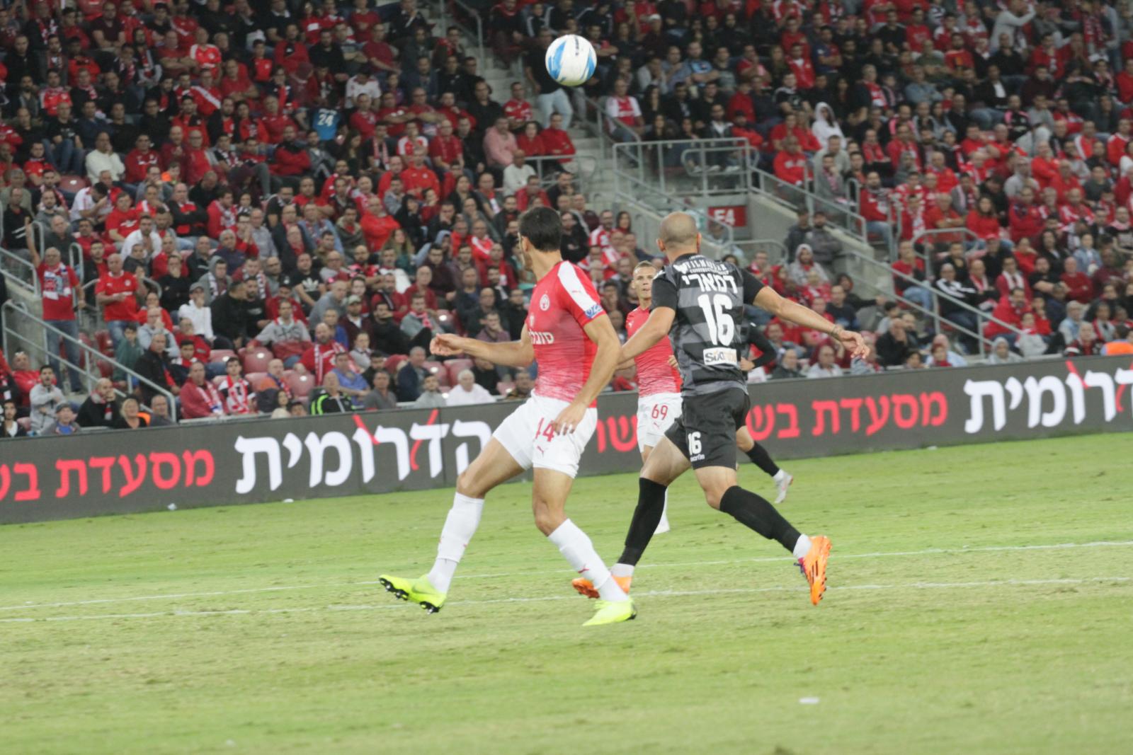 עומר דמארי וחאתם עבדאל חמיד. באר שבע עזרה להפועל תל אביב להבקיע (צילום: בן בודה)